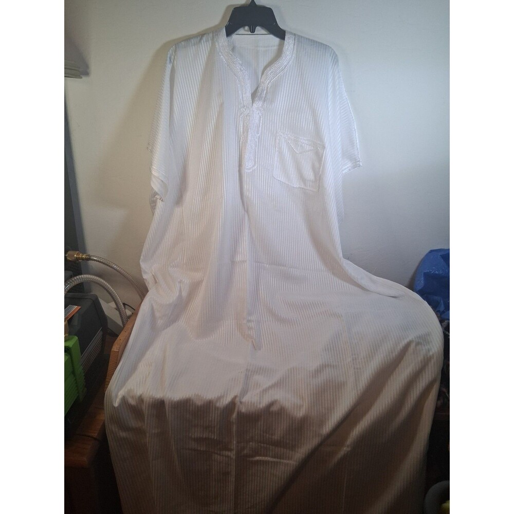 Men’s Traditional Thobe Robe Short Sleeves White Subtle Stripe 35" Pit To Pit